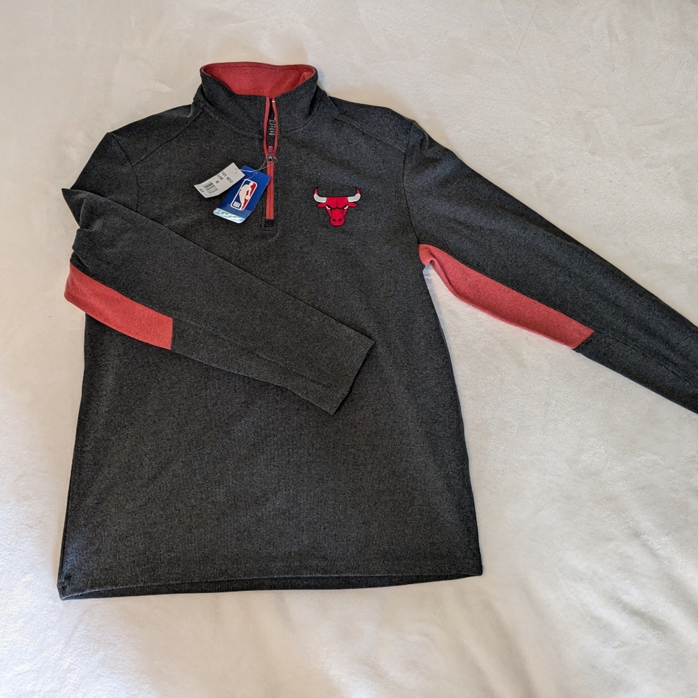 NEW WITH TAGS! Chicago Bulls NBA Store Antigua pullover, Charcoal Red, Mens Med